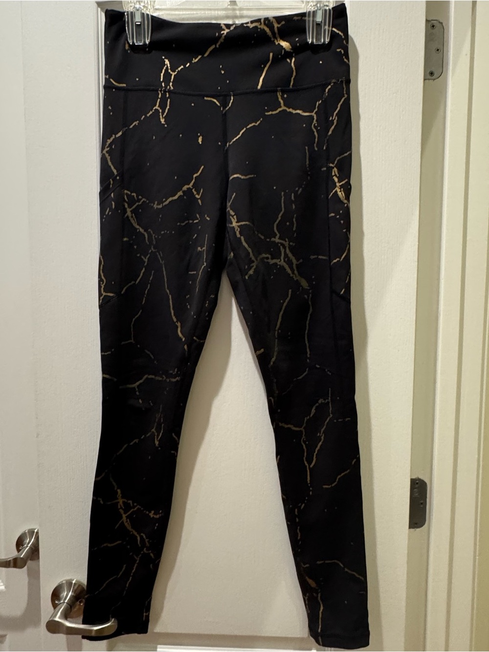 Black & Gold Marble-Print High-Waist Leggings with Pockets - Size Medium